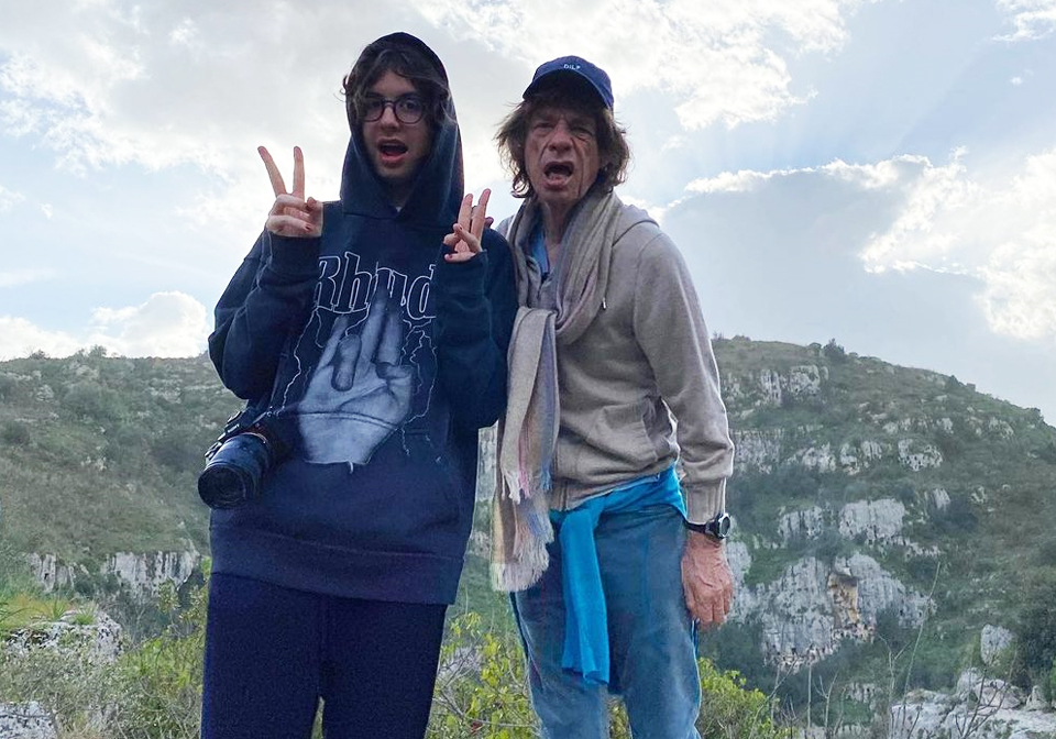 Lucas Jagger curte férias ao lado do pai Mick Jagger na Europa; veja fotos